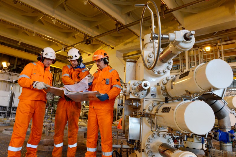 Recruiting Talent for the Oil and Gas Industry: Proven Strategies to Attract and Retain Top Engineers and Specialists 2 Tuyển Dụng Nhân Tài Cho Ngành Dầu Khí: Bí Quyết Thu Hút Và Giữ Chân Kỹ Sư Và Chuyên Gia Hàng đầu